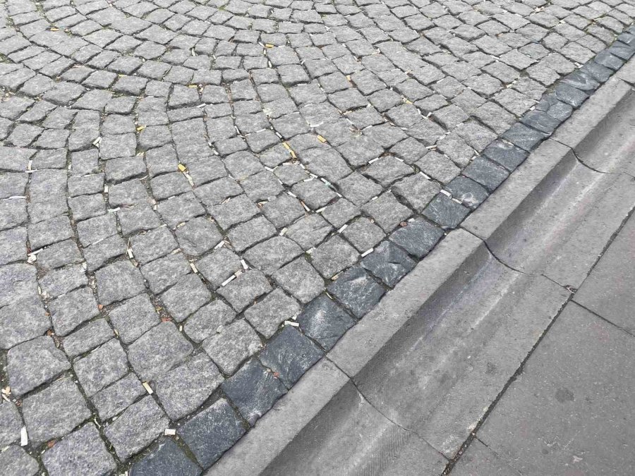 Duyarsız Vatandaşlar Yere İzmarit Atılmamasıyla İlgili Yasağı Dikkate Almadı