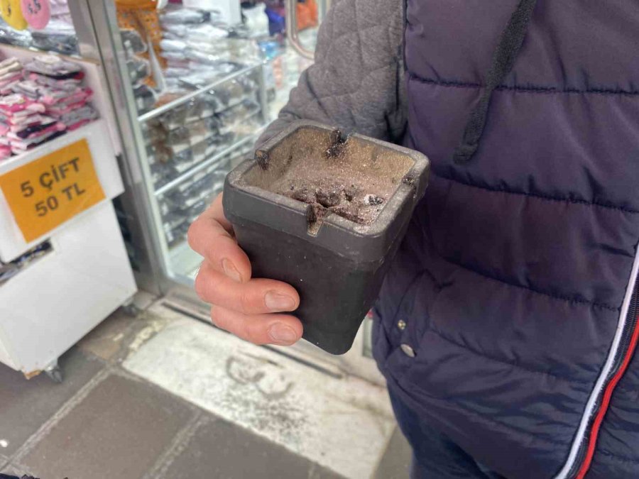 Duyarsız Vatandaşlar Yere İzmarit Atılmamasıyla İlgili Yasağı Dikkate Almadı