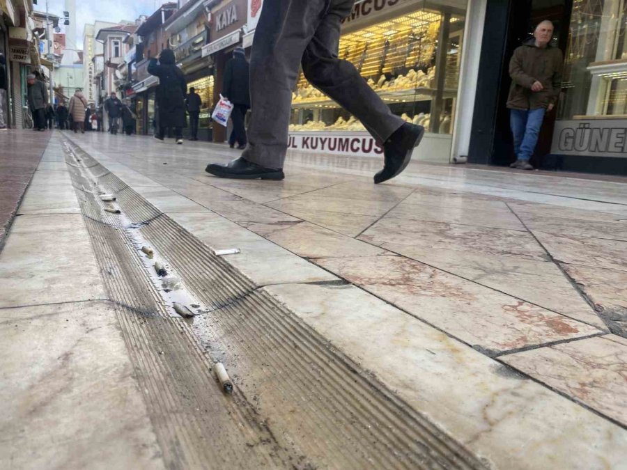Duyarsız Vatandaşlar Yere İzmarit Atılmamasıyla İlgili Yasağı Dikkate Almadı