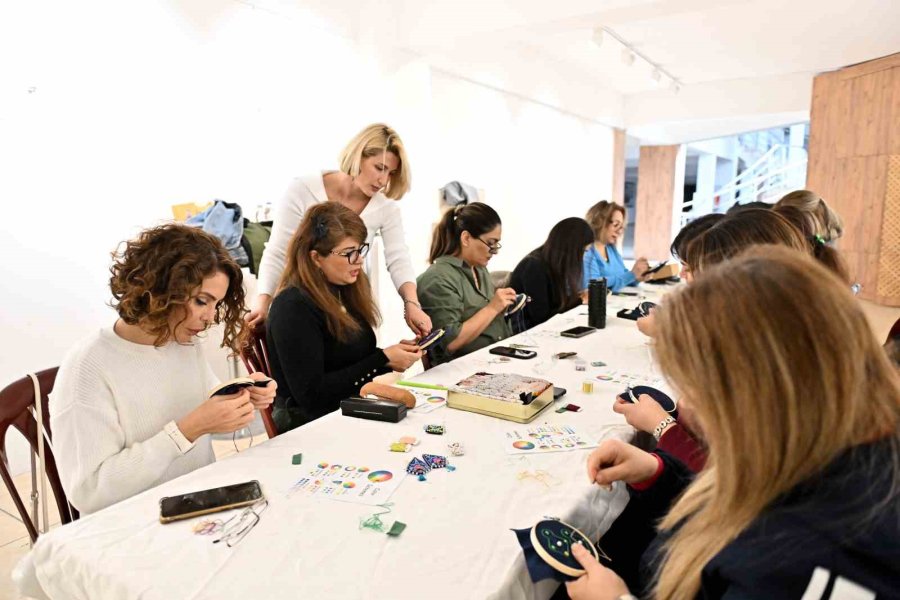 Muratpaşa’nın Nakış Eğitimiyle Kadınlar El Becerilerini Geliştirdi