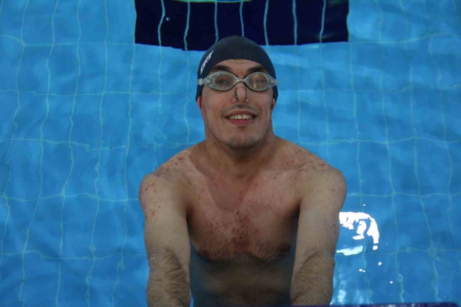 57 Yaşındaki Fedakar Anne, 21 Yıldır Oğluyla Engelleri Aşıp Onu Şampiyonluklara Taşıyor