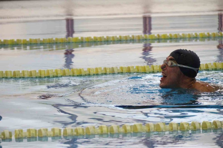 57 Yaşındaki Fedakar Anne, 21 Yıldır Oğluyla Engelleri Aşıp Onu Şampiyonluklara Taşıyor