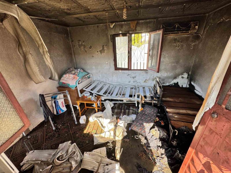 Antalya’da Müstakil Ev Yangınında 2 Kişi Dumandan Etkilendi