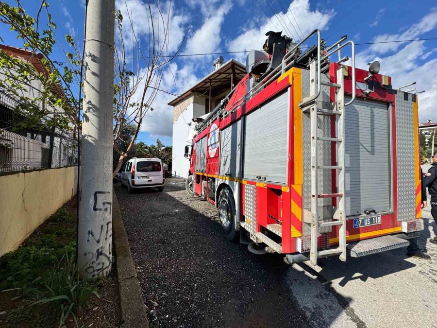 Antalya’da Müstakil Ev Yangınında 2 Kişi Dumandan Etkilendi