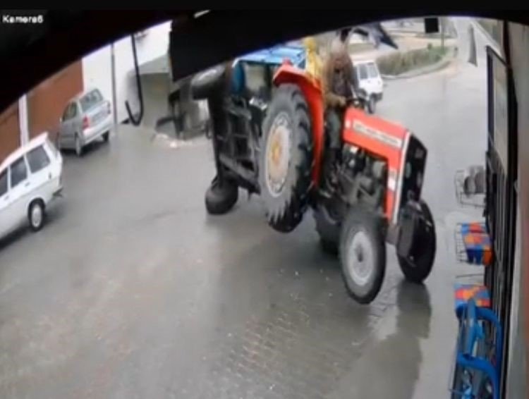 Traktörün Römorku Şaha Kalktı, Facia Kıl Payı Atlatıldı