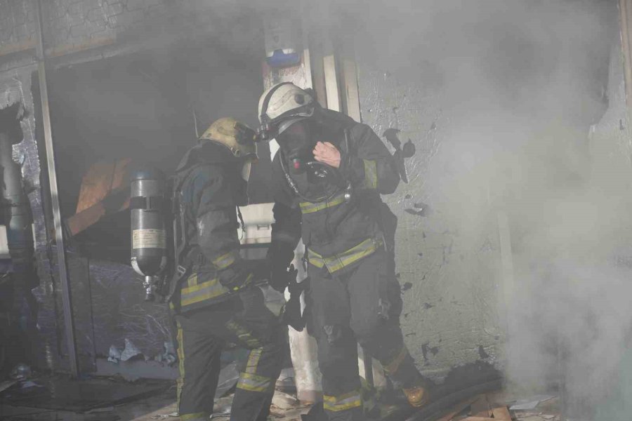 Antalya’da İş Yeri Deposunda Yangın Çıktı, Çalışanlar Gözyaşları İçinde Kaldı