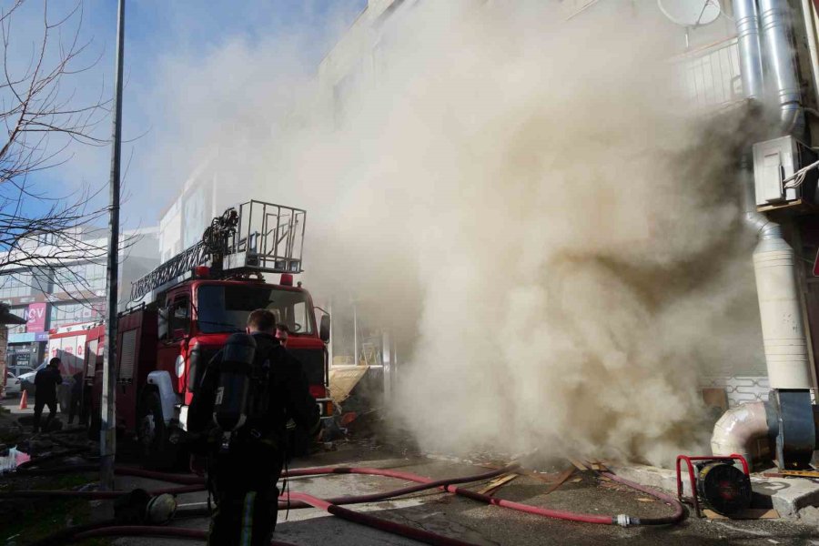 Antalya’da İş Yeri Deposunda Yangın Çıktı, Çalışanlar Gözyaşları İçinde Kaldı