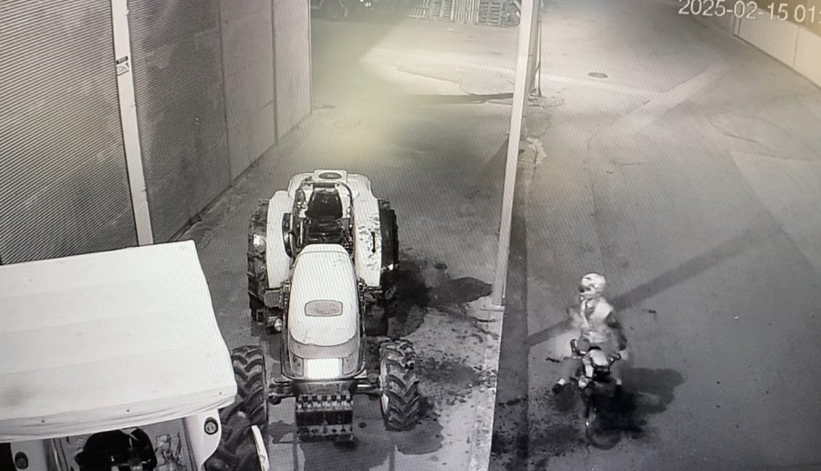 Benzinle Traktörü Yakarken Kendini De Yaktı