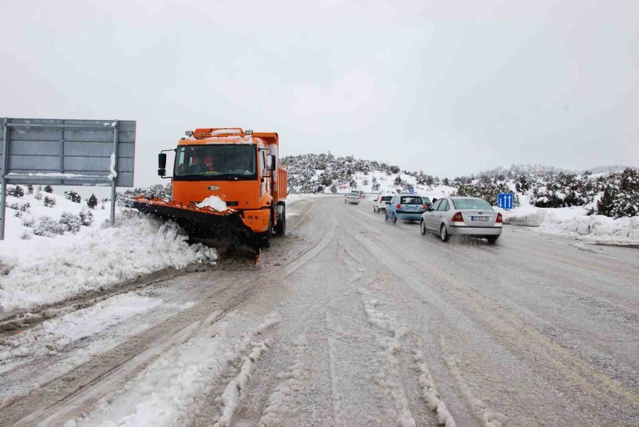 Antalya - Konya Karayolunda Kar Yağışı Etkili Oldu