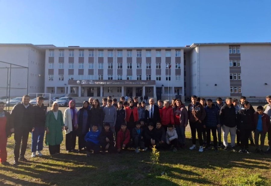 Aksu’da Öğrenciler Zeytin Fidanı Dikti