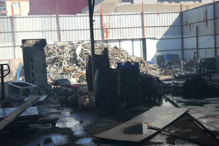 Alevler Depoyu Küle Çevirdi, Milyonlarca Liralık Maddi Hasar Oluştu