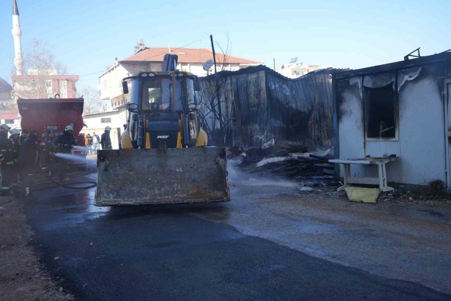 Alevler Depoyu Küle Çevirdi, Milyonlarca Liralık Maddi Hasar Oluştu