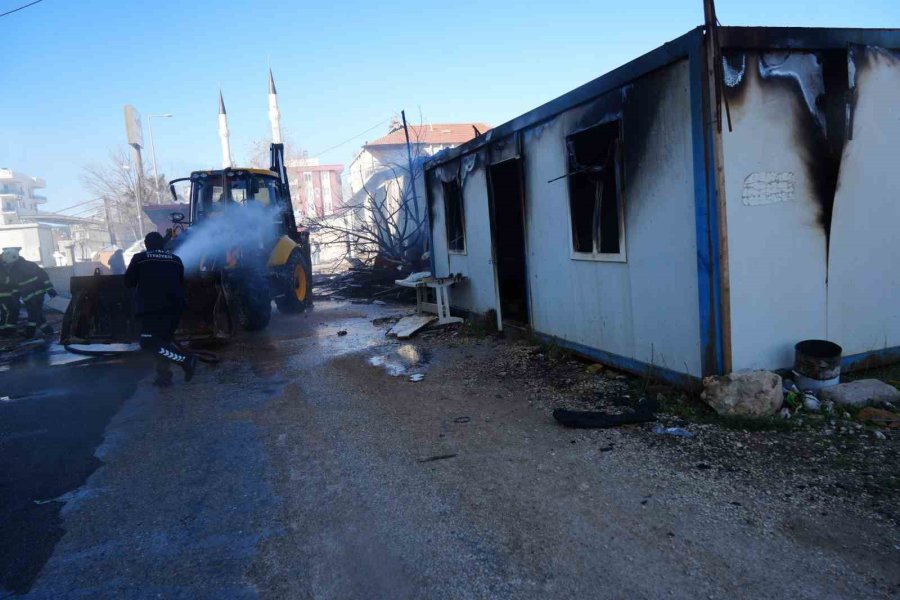 Alevler Depoyu Küle Çevirdi, Milyonlarca Liralık Maddi Hasar Oluştu