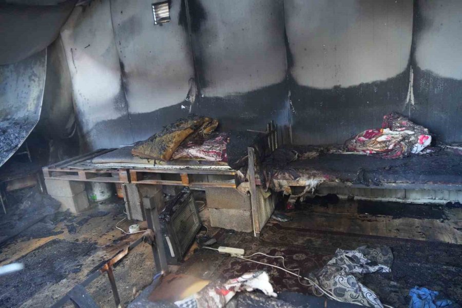 Alevler Depoyu Küle Çevirdi, Milyonlarca Liralık Maddi Hasar Oluştu