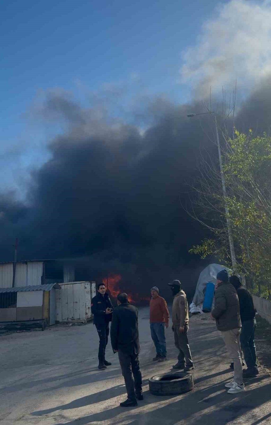 Alevler Depoyu Küle Çevirdi, Milyonlarca Liralık Maddi Hasar Oluştu