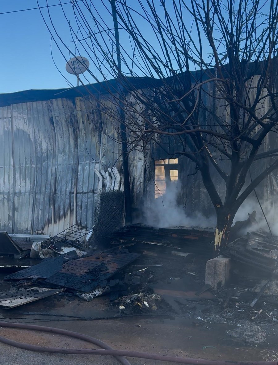 Alevler Depoyu Küle Çevirdi, Milyonlarca Liralık Maddi Hasar Oluştu