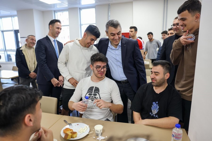 Vali Toros, Yurttaki Öğrencilerle Bir Araya Geldi