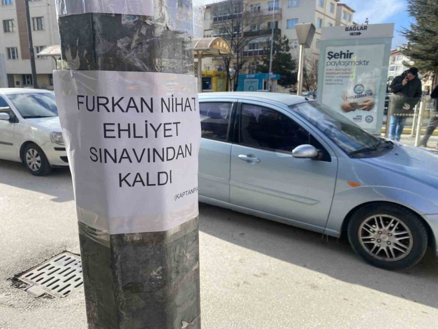 Kent Merkezinde Direğin Üzerine Yapıştırılan İlginç Yazı Dikkat Çekti