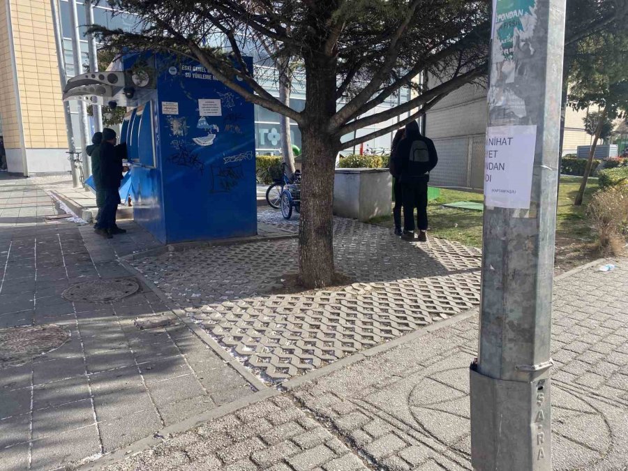 Kent Merkezinde Direğin Üzerine Yapıştırılan İlginç Yazı Dikkat Çekti