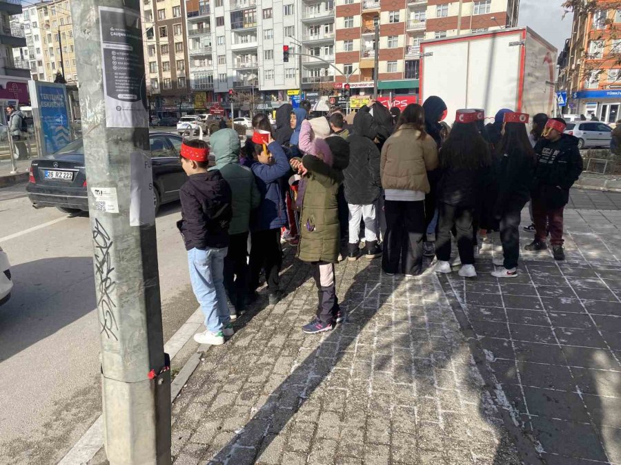 Kent Merkezinde Direğin Üzerine Yapıştırılan İlginç Yazı Dikkat Çekti