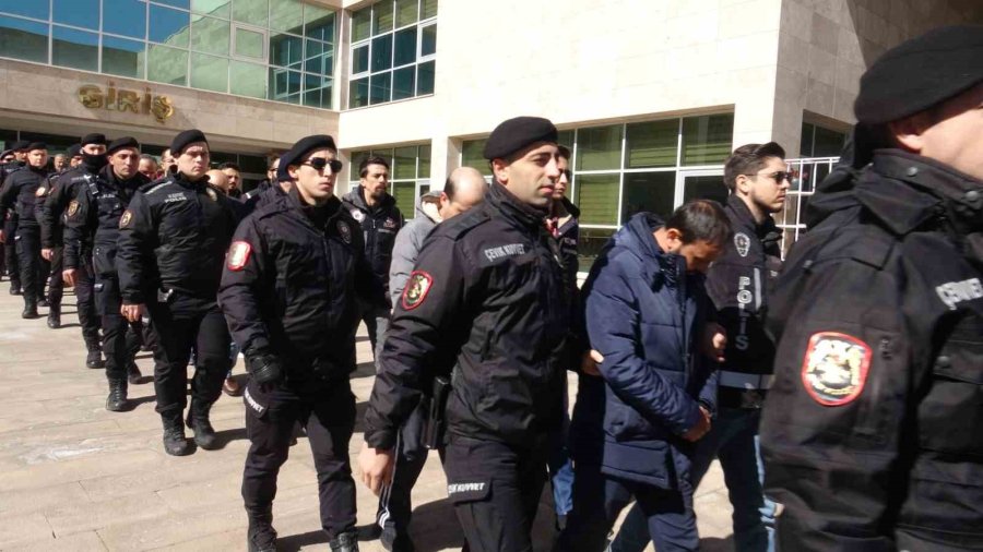 Antalya’da ‘kıskaç-40’ Operasyonunda Yakalanan 77 Kişi Adliyeye Sevk Edildi