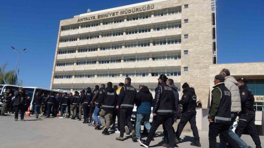 Antalya’da ‘kıskaç-40’ Operasyonunda Yakalanan 77 Kişi Adliyeye Sevk Edildi