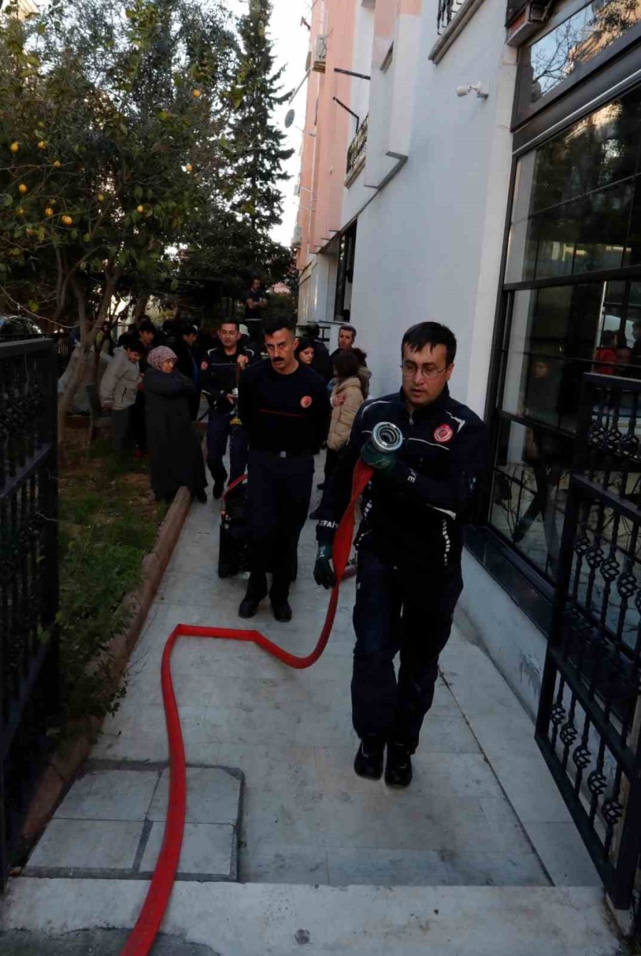 Bodrum Katta Çıkan Yangın Apartman Sakinlerine Panik Yaşattı