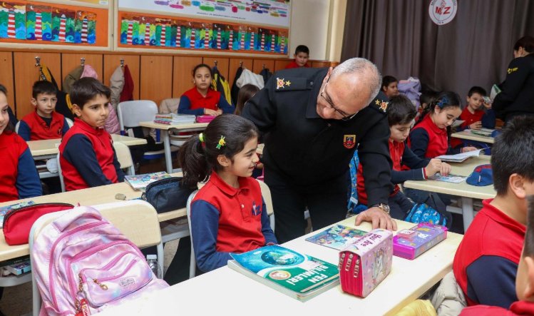 İl Jandarma Komutanı Demir, Kendisine Tebrik Kartı Gönderen Öğrenciyi Ziyaret Etti