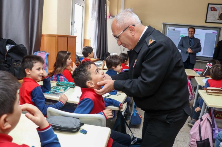 İl Jandarma Komutanı Demir, Kendisine Tebrik Kartı Gönderen Öğrenciyi Ziyaret Etti