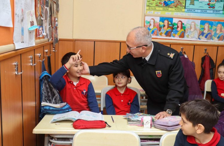 İl Jandarma Komutanı Demir, Kendisine Tebrik Kartı Gönderen Öğrenciyi Ziyaret Etti