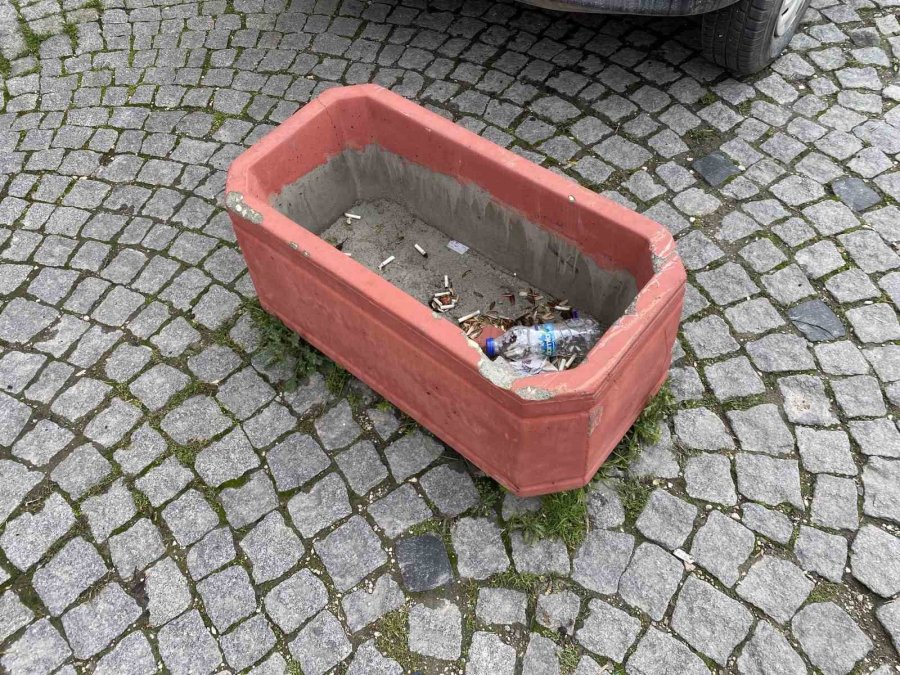 İçerisinde Çiçek Olması Gereken Saksının İçini Çöplerle Doldurdular