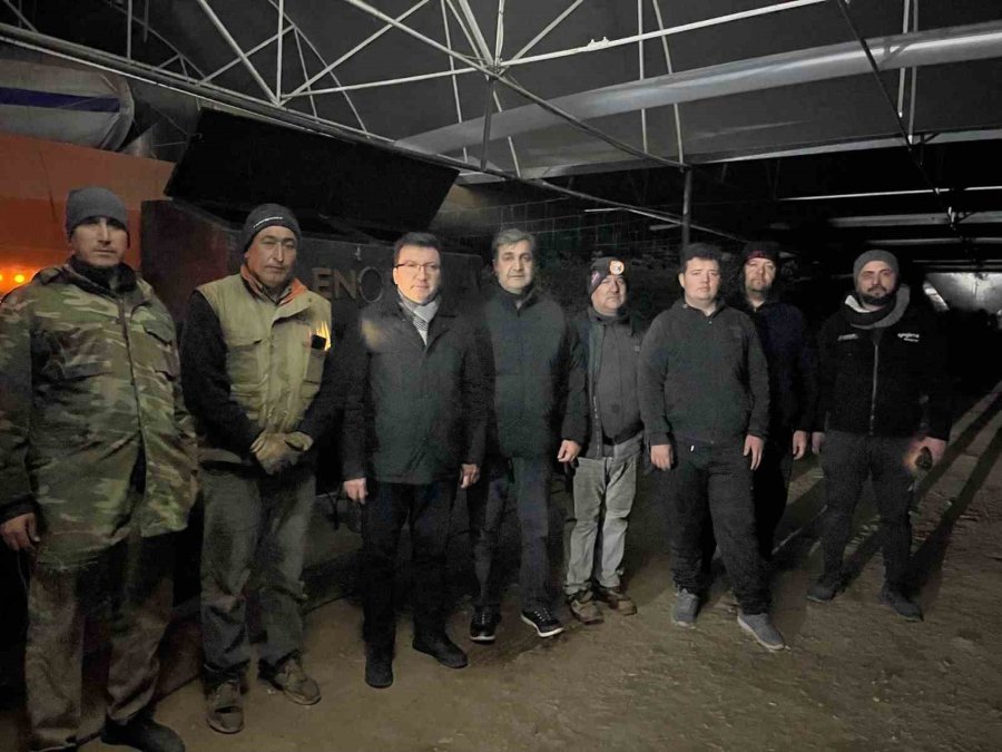 Serik Kaymakamı Şahin Zirai Don Nöbeti Tutan Çiftçilerle Sabahladı