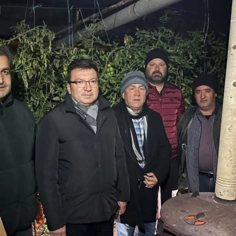 Serik Kaymakamı Şahin Zirai Don Nöbeti Tutan Çiftçilerle Sabahladı