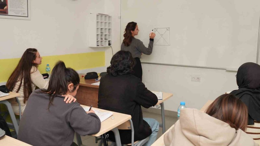 Alanya’da 694 Öğrenciye Ücretsiz Eğitim