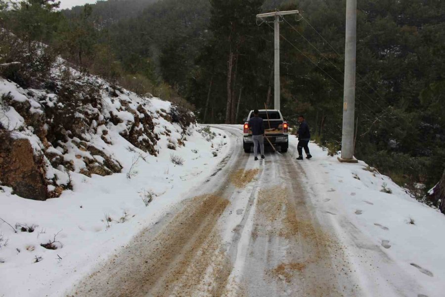 Büyükşehir Ekiplerinden Buz Tutan Yollarda Tuzlama Çalışması