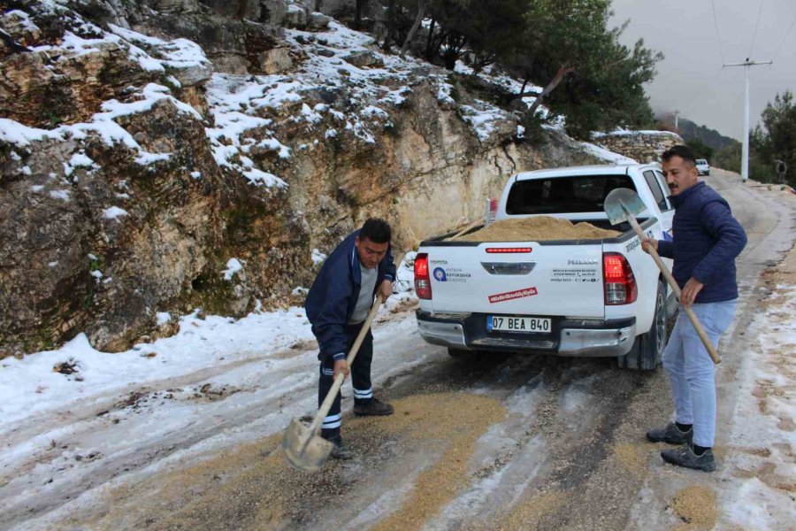 Büyükşehir Ekiplerinden Buz Tutan Yollarda Tuzlama Çalışması