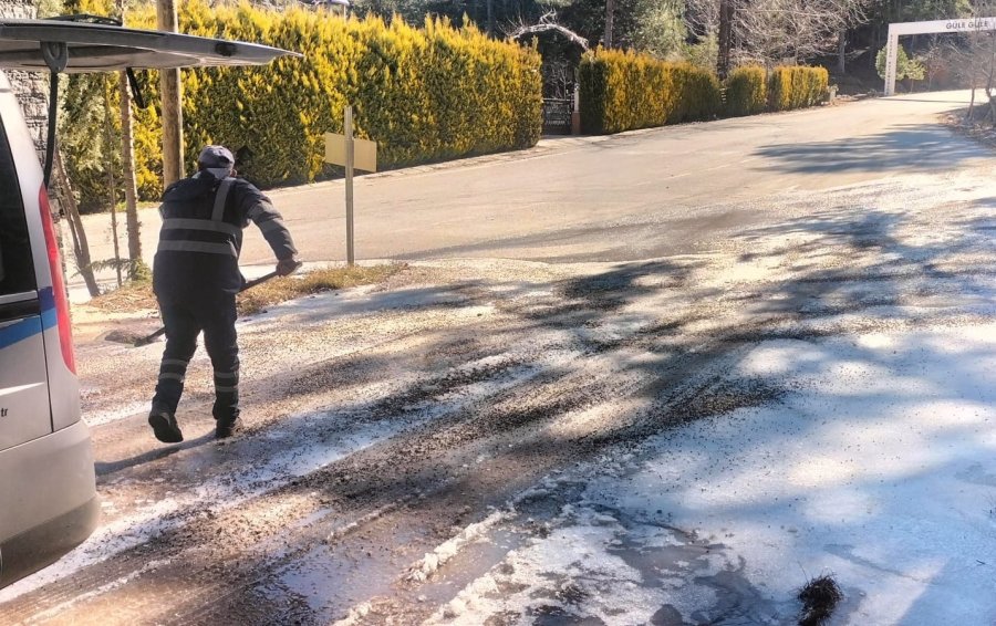 Büyükşehir Ekiplerinden Buz Tutan Yollarda Tuzlama Çalışması