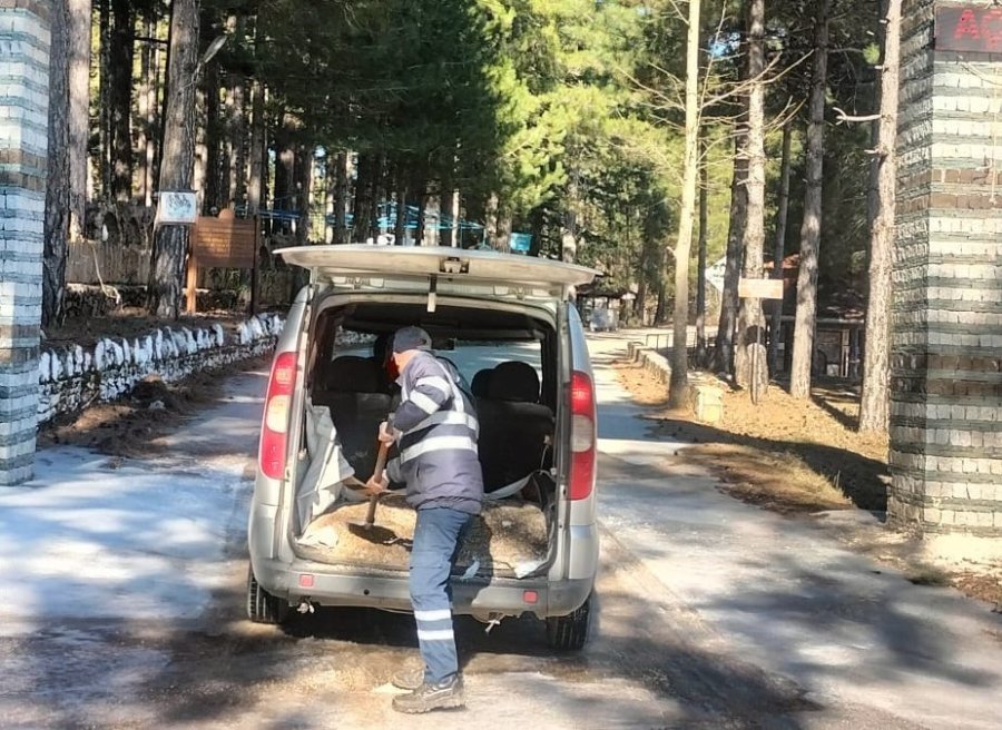 Büyükşehir Ekiplerinden Buz Tutan Yollarda Tuzlama Çalışması