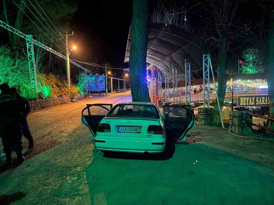 Antalya’da Virajı Alamayan Otomobil Ağaca Çarptı: 1 Ölü, 3 Yaralı