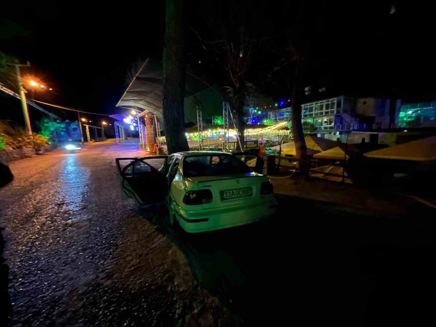 Antalya’da Virajı Alamayan Otomobil Ağaca Çarptı: 1 Ölü, 3 Yaralı