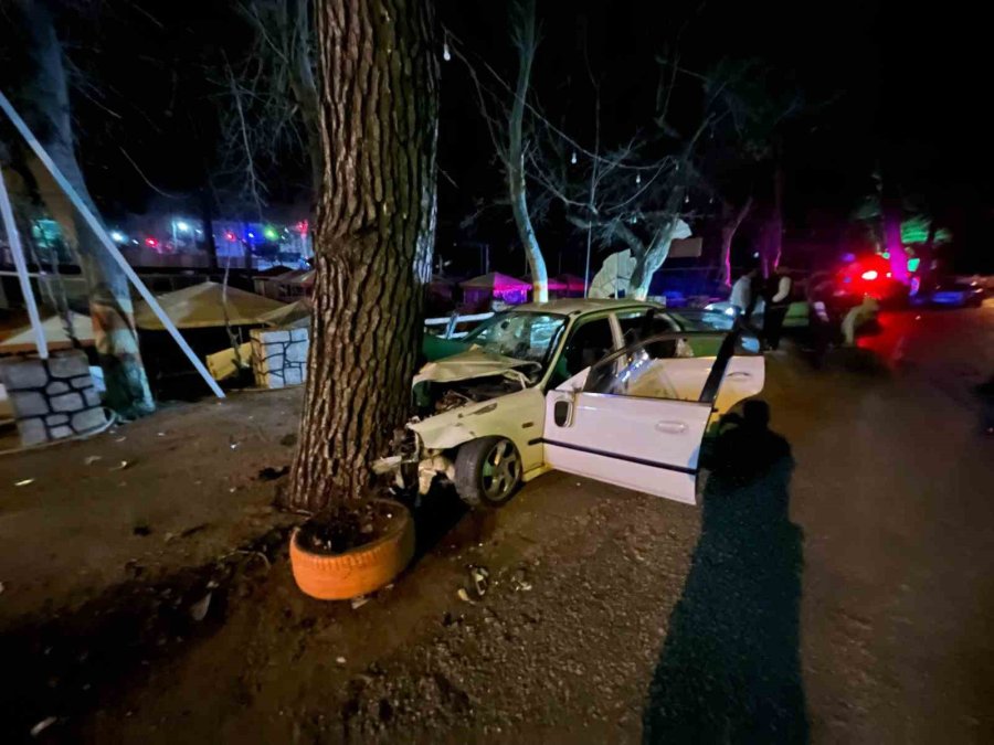 Antalya’da Virajı Alamayan Otomobil Ağaca Çarptı: 1 Ölü, 3 Yaralı