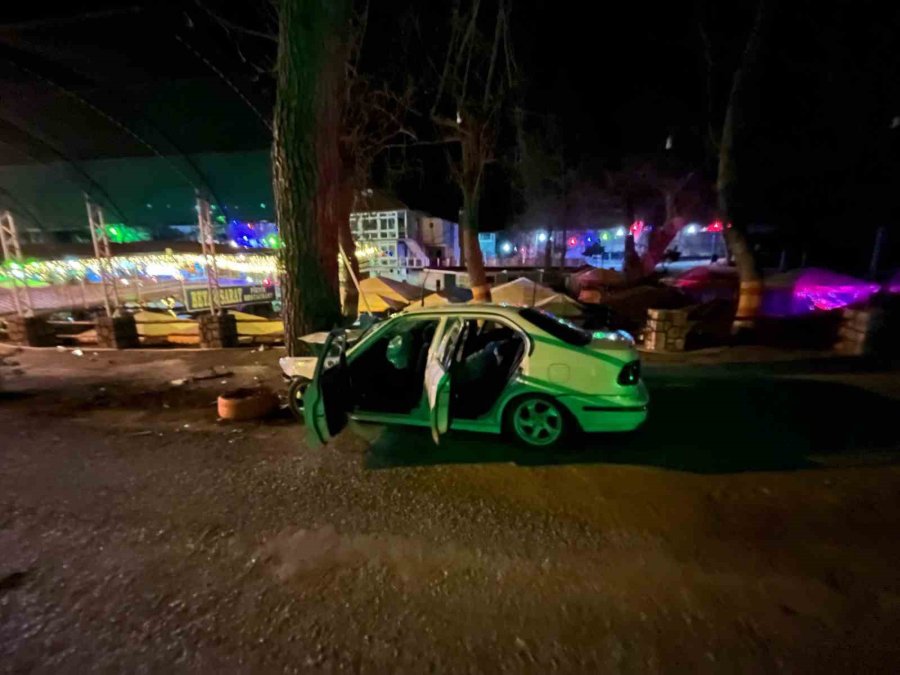 Antalya’da Virajı Alamayan Otomobil Ağaca Çarptı: 1 Ölü, 3 Yaralı