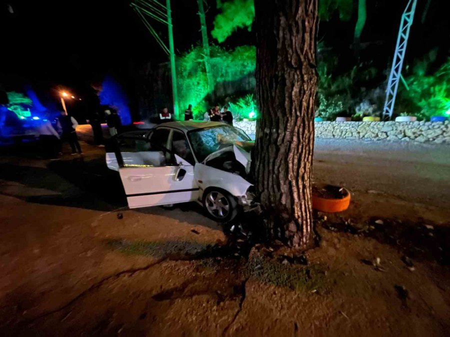 Antalya’da Virajı Alamayan Otomobil Ağaca Çarptı: 1 Ölü, 3 Yaralı