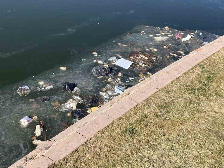 Porsuk Çayı’nda Donan Buz Parçası İçindeki Çöplerin Çirkin Görüntüsü