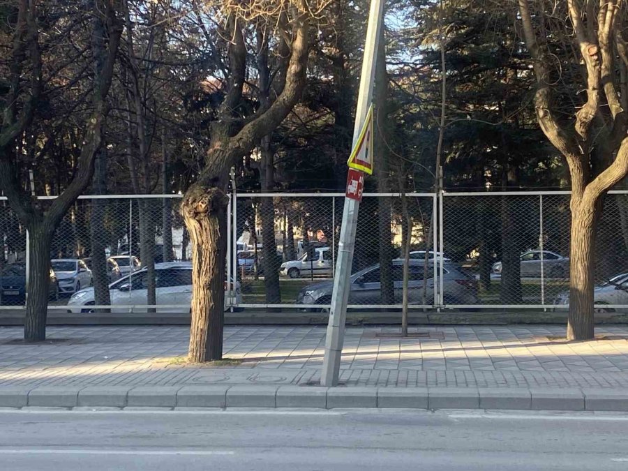 Bu Aydınlatma Direği Onarım Bekliyor