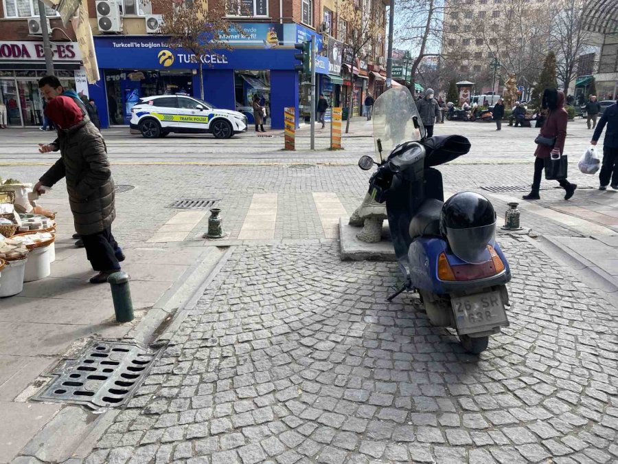 Polisin Denetim Yaptığı Yere Motosikletini Hatalı Park Etti, Cezayı Yedi