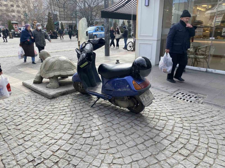 Polisin Denetim Yaptığı Yere Motosikletini Hatalı Park Etti, Cezayı Yedi