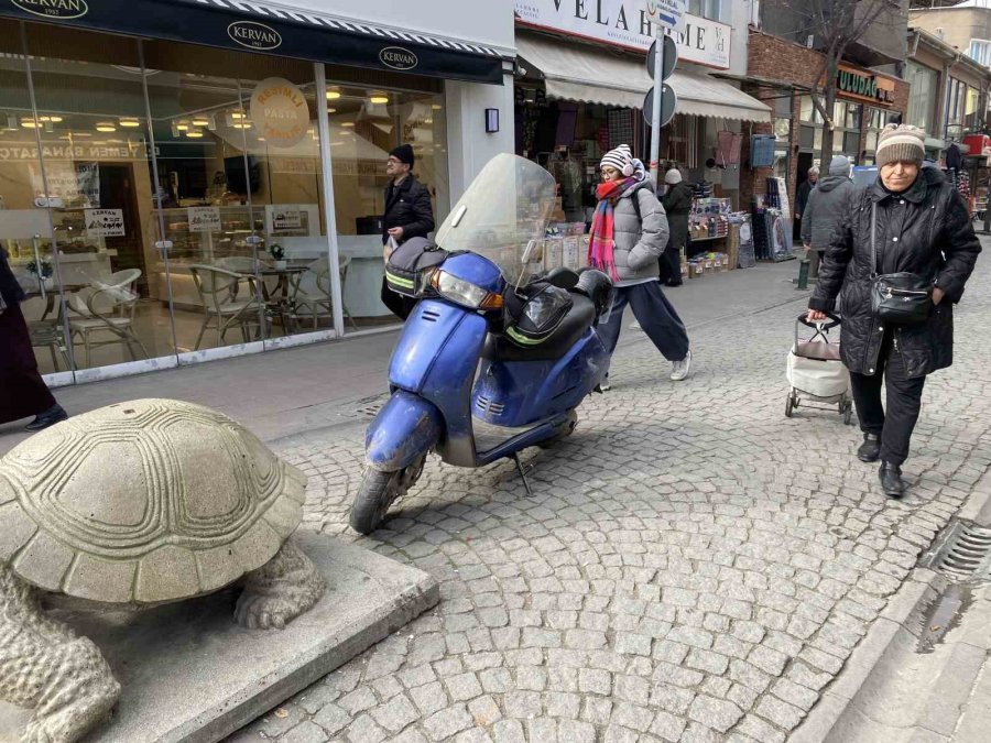 Polisin Denetim Yaptığı Yere Motosikletini Hatalı Park Etti, Cezayı Yedi
