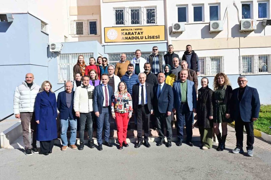 Antalya’da Lise Öğrencileri Geri Dönüşüm Malzemelerinden Deniz Temizleme Robotu Yaptı