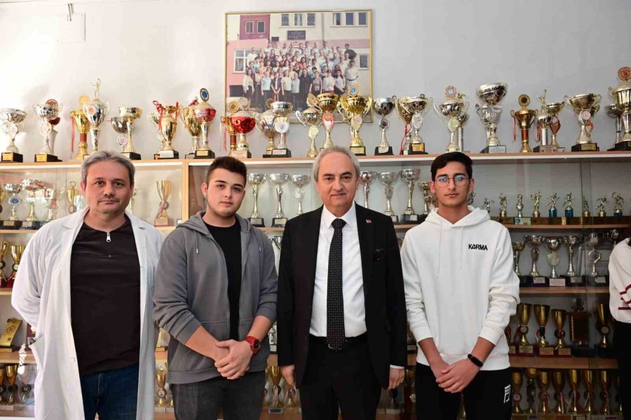 Antalya’da Lise Öğrencileri Geri Dönüşüm Malzemelerinden Deniz Temizleme Robotu Yaptı